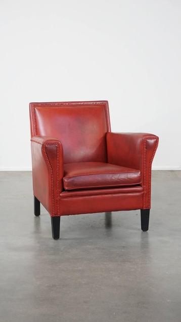 Unieke, rood geverfde armchair gemaakt van schapenleer beschikbaar voor biedingen