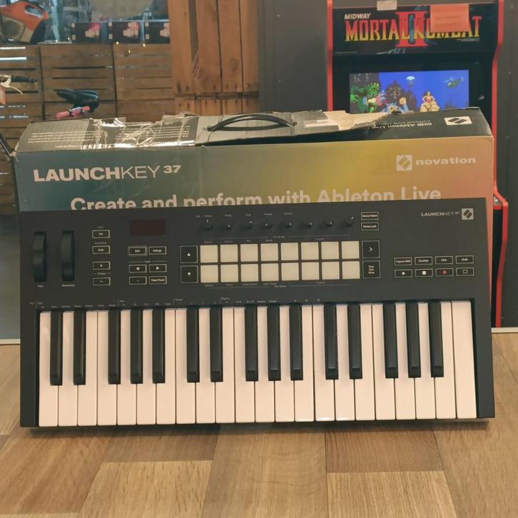 LaunchKey 37 MK3 MIDI Keyboard Controller, Muziek en Instrumenten, Midi-apparatuur, Zo goed als nieuw
