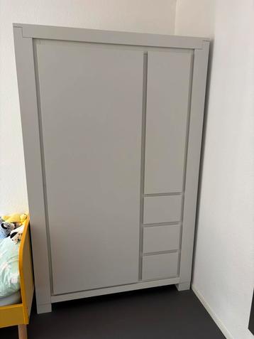 Degelijke kledingkast wit 120x190x60 beschikbaar voor biedingen