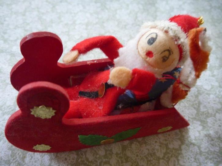 Mooi oud Kerstmannetje met wattenhoofdje op slee, Diversen, Kerst, Gebruikt, Ophalen of Verzenden