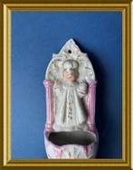 Antiek porseleinen wijwatervaatje: kindje van Praag, Antiek en Kunst, Ophalen of Verzenden