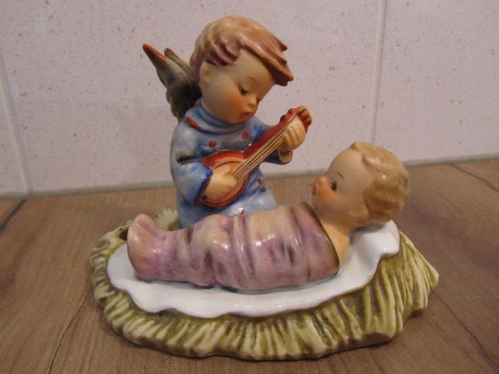 Hummel 24/1 Lullaby in cradle, Verzamelen, Beelden en Beeldjes, Zo goed als nieuw, Hummel, Ophalen of Verzenden