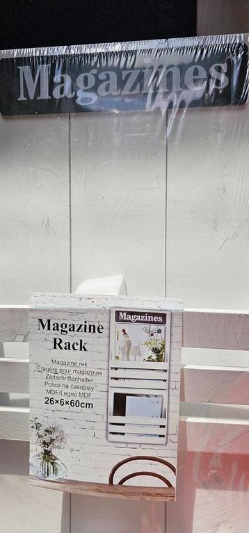 lectuurbak, wandrekje wit voor tijdschrift of post beschikbaar voor biedingen