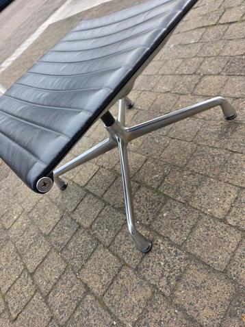 Vitra Eames Padded Stool - Zeer Goede Staat! beschikbaar voor biedingen