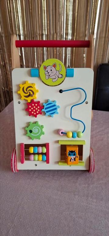 Loopwagen met speelgoed.  beschikbaar voor biedingen