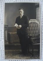 Oude foto Man met bril  en krant, Foto, Ophalen of Verzenden, Zo goed als nieuw, Voor 1940