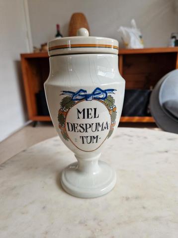 oude apotheekpot met deksel. beschikbaar voor biedingen