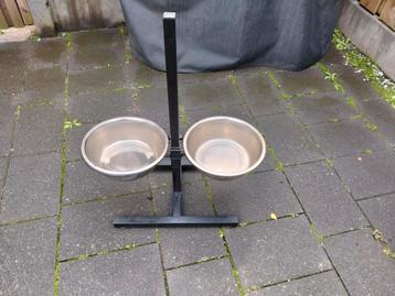 Voerbak op standaard  beschikbaar voor biedingen