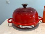 Nieuwe Le Creuset broodbakpan Kersenrood  in de doos, Gietijzer, Nieuw, Ophalen of Verzenden, Keramische plaat