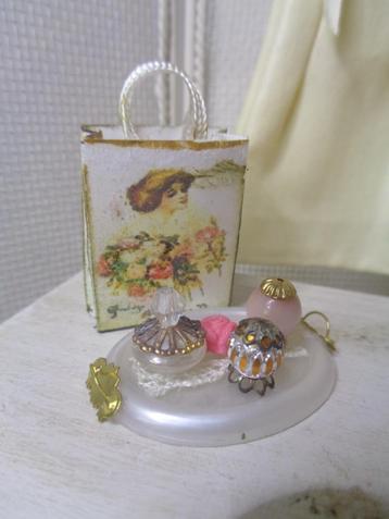 Setje parfumflesjes met doosjePoppenhuis 1:12..(FotoNr F50)* beschikbaar voor biedingen