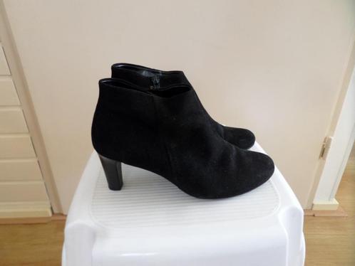 Modieuze zwarte suede laarsjes met hak 7cm. Maat 5.5=38.5, Kleding | Dames, Schoenen, Zo goed als nieuw, Lage of Enkellaarzen