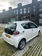 Toyota Aygo 1.0 12V Vvt-i 5DRS 2012 Wit, Auto's, Voorwielaandrijving, 4 stoelen, Origineel Nederlands, Handgeschakeld