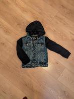Spijkerjas met capuchon maat 128 en 134, Kinderen en Baby's, Kinderkleding | Maat 128, Ophalen of Verzenden, Jongen, Jas, Zo goed als nieuw