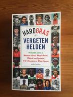 voetbalboek- Hard gras-Vergeten helden van het voetbal, Ophalen of Verzenden, Nieuw, Balsport
