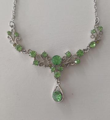 ketting met groene strass beschikbaar voor biedingen