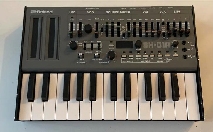 Roland SH-01A Synthesizer - gebruikt, Muziek en Instrumenten, Synthesizers, Gebruikt, Overige aantallen, Roland, Met midi-aansluiting