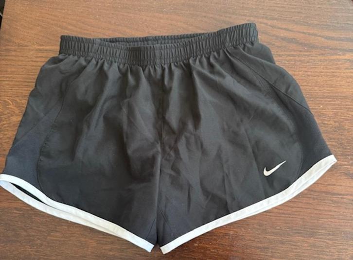NIKE dri fit short zwart maat 137-146 cm / 10-12 yrs NIEUWST, Kinderen en Baby's, Kinderkleding | Maat 140, Zo goed als nieuw