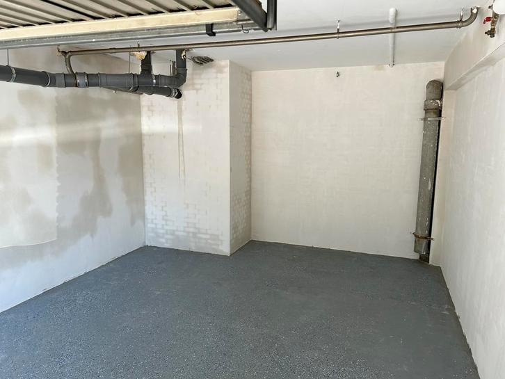 Huur garage box in Den Haag Edamstraat 325 euro per maand, Huizen en Kamers, Garages en Parkeerplaatsen, Den Haag