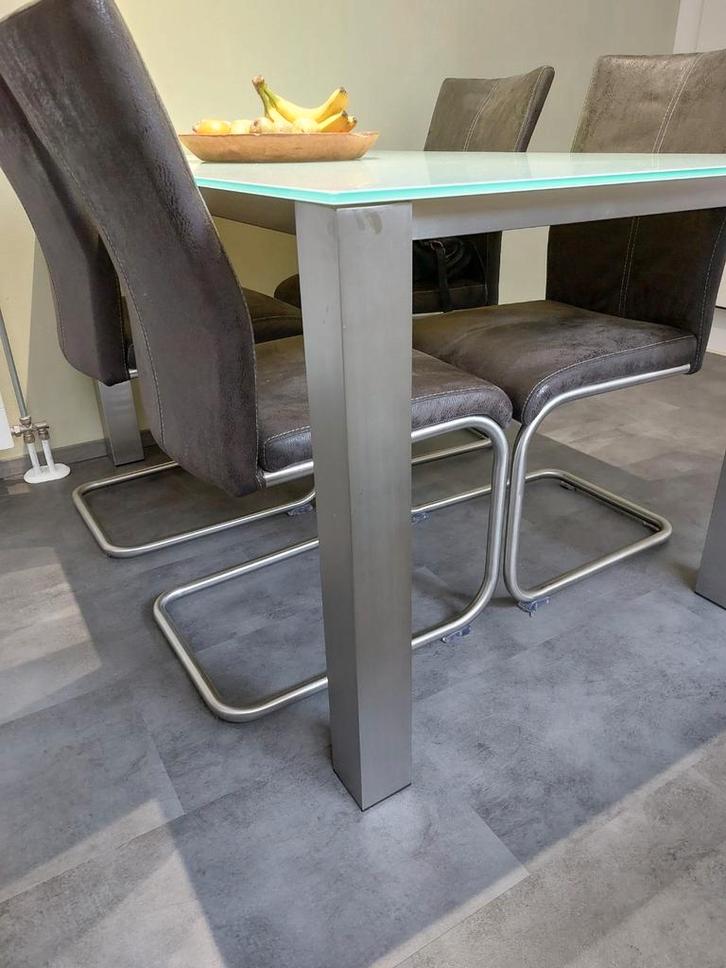 Eettafel met glazen blad en vier stoelen 140 x 90, Huis en Inrichting, Tafels | Eettafels, Gebruikt, 50 tot 100 cm, 100 tot 150 cm