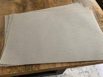 Als nieuw; 8 grijze placemats beschikbaar voor biedingen