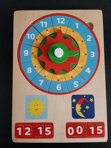 Houten puzzel klok. Leer klok kijken. 4 tot 8 jaar beschikbaar voor biedingen