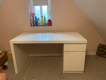 Ikea Malm Bureau - Wit evt opzetzet aanwezig bovenop bureau - afbeelding 1