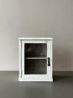 Brocante wandkastje opgeknapt en in goede staat, Huis en Inrichting, Kasten | Vitrinekasten, Ophalen, Minder dan 50 cm, Met deur(en)