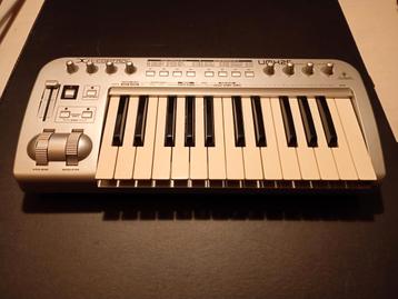 Behringer UMX25 MIDI Keyboard beschikbaar voor biedingen