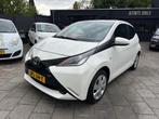 Toyota Aygo 1.0 VVT-i x-play 5Drs! Airco! Groot scherm!, Voorwielaandrijving, Gebruikt, Start-stop-systeem, 4 stoelen