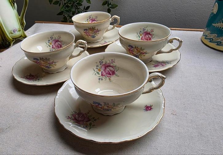 Grote kop en schotels Mooi gebloemd buiten & binnen, Antiek en Kunst, Antiek | Servies los, Ophalen of Verzenden