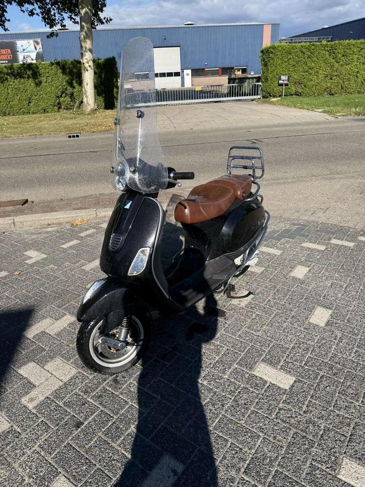 Vespa LX 50, Fietsen en Brommers, Snorfietsen en Snorscooters, Zo goed als nieuw, Vespa, Benzine, Ophalen