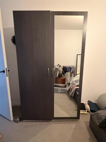 Houten kledingkast met spiegel beschikbaar voor biedingen