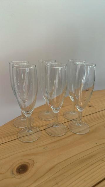 Champagne glazen -  6 stuks beschikbaar voor biedingen