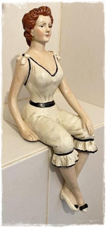 Vrouw zeer oude look in nostalgische kleding. 29 cm. Nog 1! beschikbaar voor biedingen