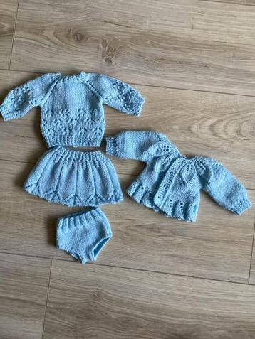 Handgebreide poppenkleding set beschikbaar voor biedingen