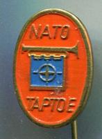 NATO Taptoe rood op koper speldje ( R_128 ), Verzenden, Zo goed als nieuw, Merk, Speldje of Pin