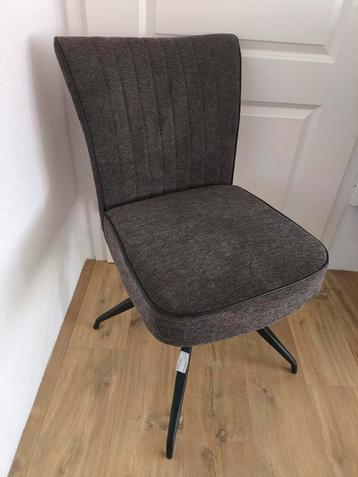2 Splinternieuwe stoeltjes 360 draaibaar met binnenvering  beschikbaar voor biedingen