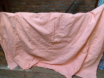 Aangeboden zalmkleurig groot tafel laken beschikbaar voor biedingen