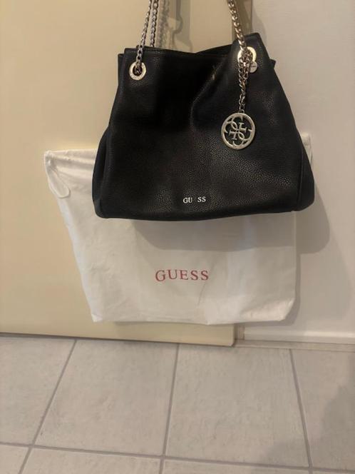 Guess grote handtas met ketting handvat, Sieraden, Tassen en Uiterlijk, Tassen | Damestassen, Zo goed als nieuw, Handtas, Zwart