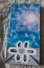 Werken met Bergkristallen - André Passé, Boeken, Achtergrond en Informatie, Spiritualiteit algemeen, Ophalen of Verzenden, Zo goed als nieuw