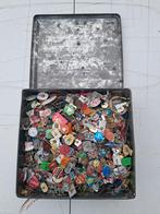 Blik vol met oude reclame speldjes., Verzamelen, Speldjes, Pins en Buttons, Ophalen of Verzenden, Gebruikt, Overige onderwerpen