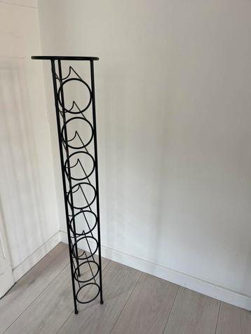 Brutalist wijnrek vintage beschikbaar voor biedingen