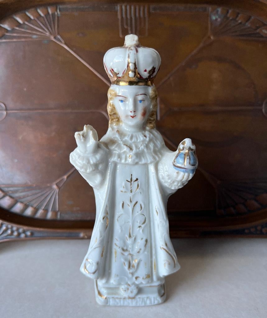 Oud klein porseleinen beeldje: kindje van Praag, Antiek en Kunst, Antiek | Religie, Ophalen of Verzenden