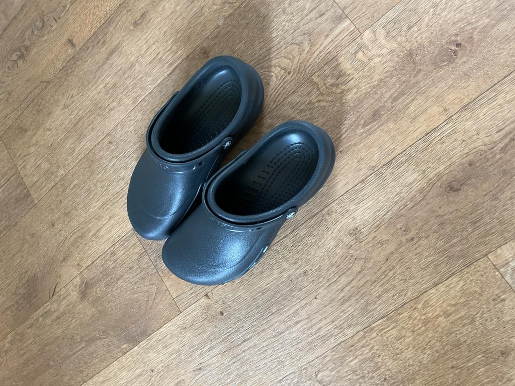 Crocs zwart, maat 45, Ophalen of Verzenden, Zo goed als nieuw, Overige materialen, Oor- of Traguspiercing