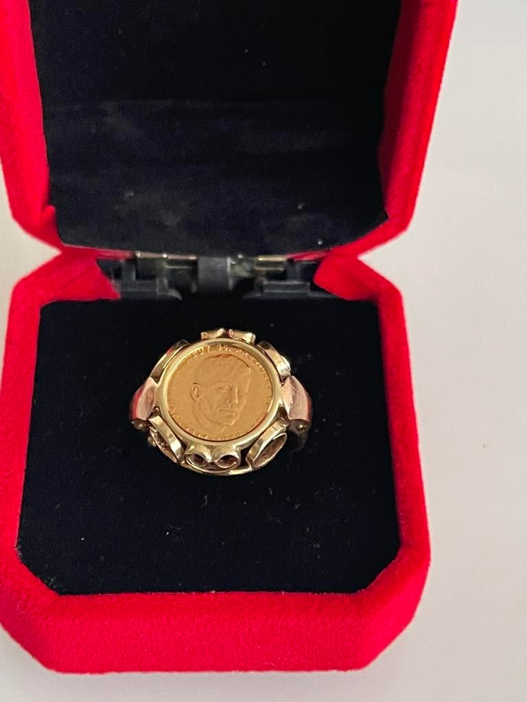 Geelgouden J.F kennedy munt ring, Ophalen, Zo goed als nieuw, 17 tot 18, Dame