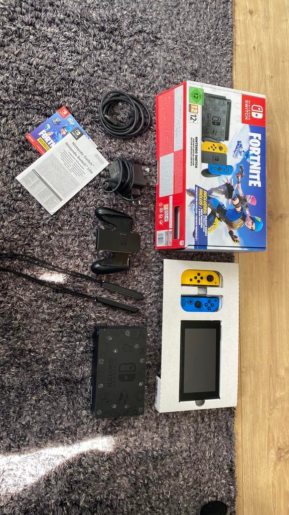 Nintendo Switch Fortnite Edition, Ophalen of Verzenden, Zo goed als nieuw, Met 2 controllers, Switch Original