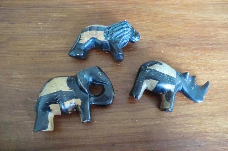 3 stenen beeldjes - olifant, neushoorn, leeuw, Antiek en Kunst, Kunst | Beelden en Houtsnijwerken, Ophalen of Verzenden
