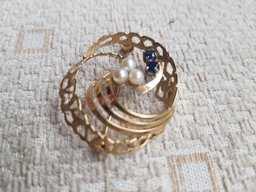 14 krt geelg fantasie broche met saffier en parel, Met edelsteen, Minder dan 4 cm, Nieuw, Ophalen of Verzenden