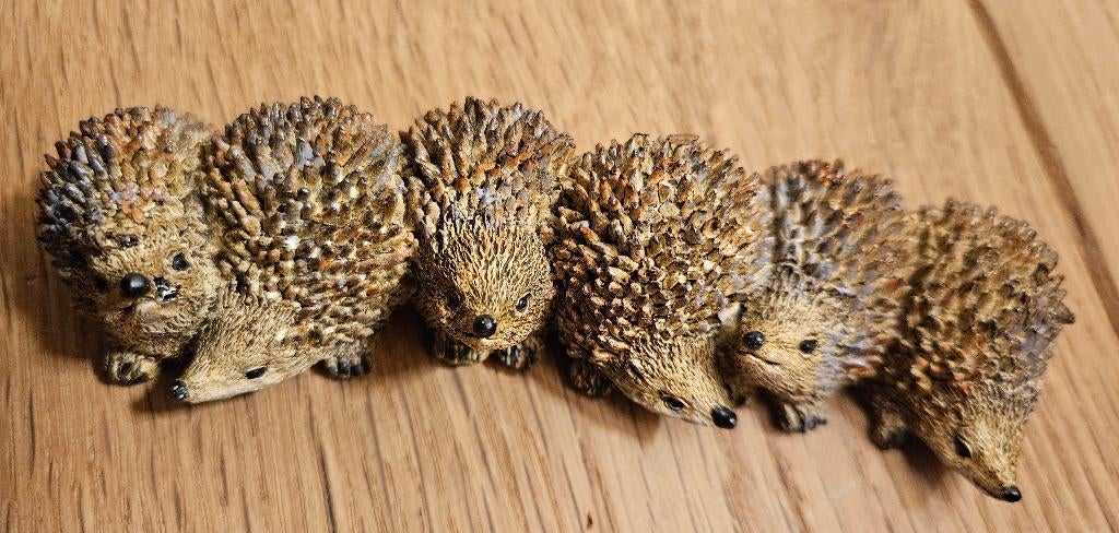 Beeldje van 6 kleine egels, 14 x5 x 3cm vintage, verzamelen!, Verzamelen, Ophalen of Verzenden, Nieuw, Dier