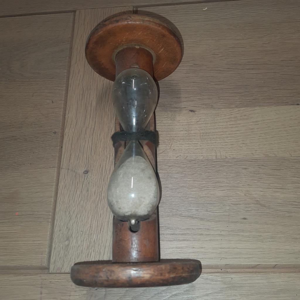 Antieke zandloper met houten standaard, Ophalen of Verzenden